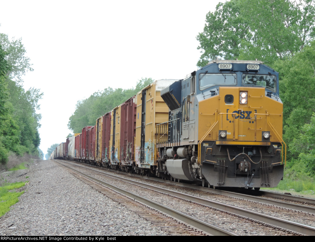 CSX 8907 on the rear of M367
